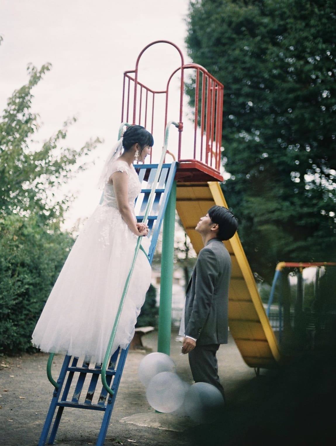 滑り台で向かい合う新郎新婦