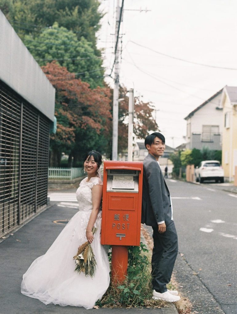 赤い郵便ポストと新郎新婦
