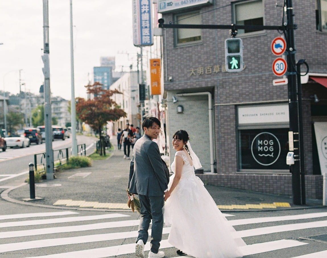 交差点で振り返る新郎新婦