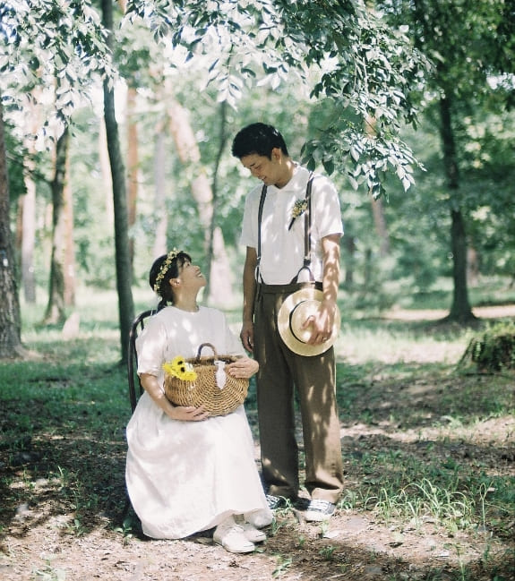 木陰で見つめ合う新郎新婦