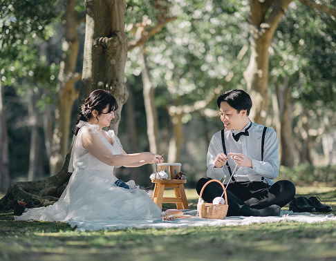 21世紀の森と広場で編み物をする自然体のウェディングフォト