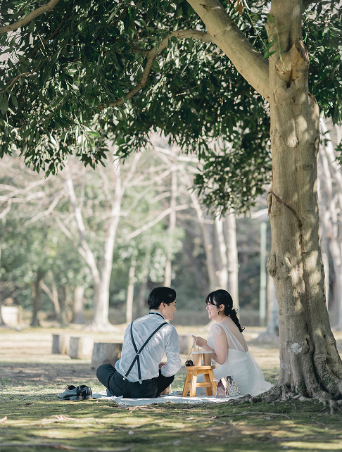 芝生の上で自然体に過ごす新郎新婦のウェディングフォト