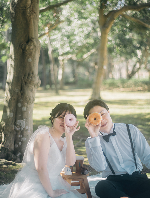 21世紀の森と広場でドーナツを楽しむおふたりのウェディングフォト