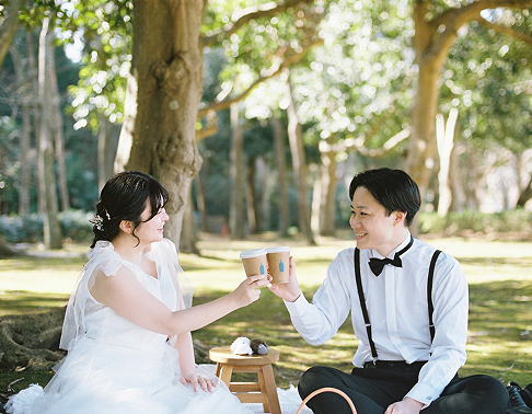 21世紀の森と広場で乾杯をしているウェディングフォト