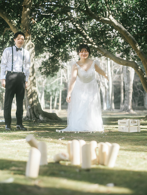 21世紀の森と広場でモルックを楽しむおふたりの前撮り