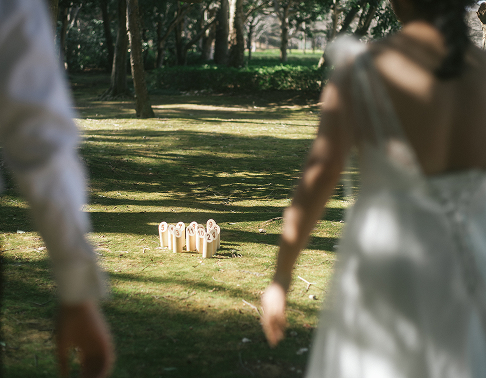 21世紀の森と広場でモルックを楽しむおふたりの前撮り