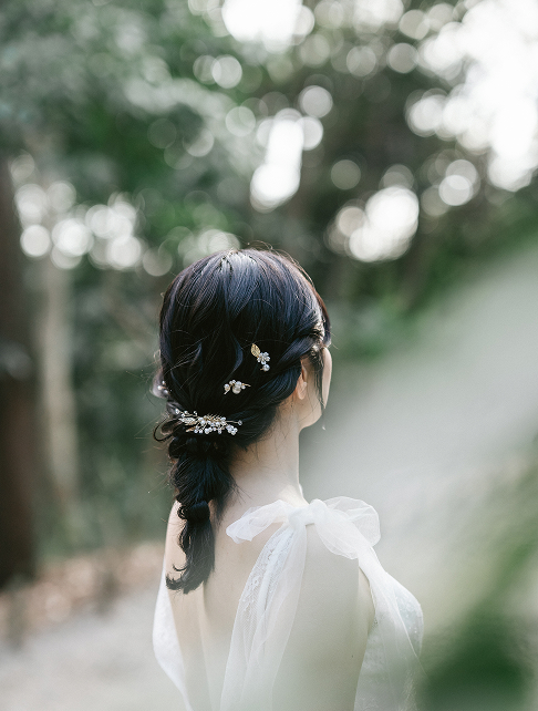 緑の中で自然体にたたずむ新婦のソロ写真