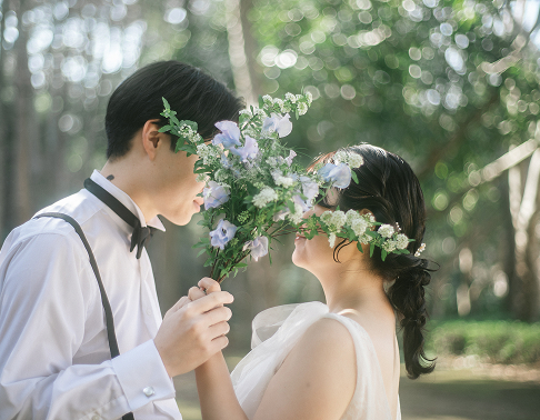 ブーケで顔を隠して寄り添うおふたりのロケーション前撮り
