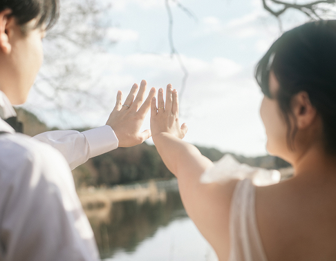 おふたりの手元と指輪をおさめたウェディングフォト