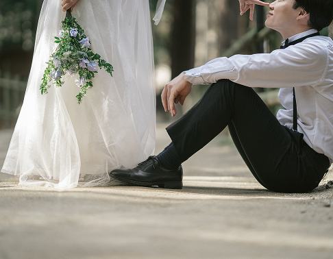 21世紀の森と広場でじゃれ合うおふたりのウェディングフォト