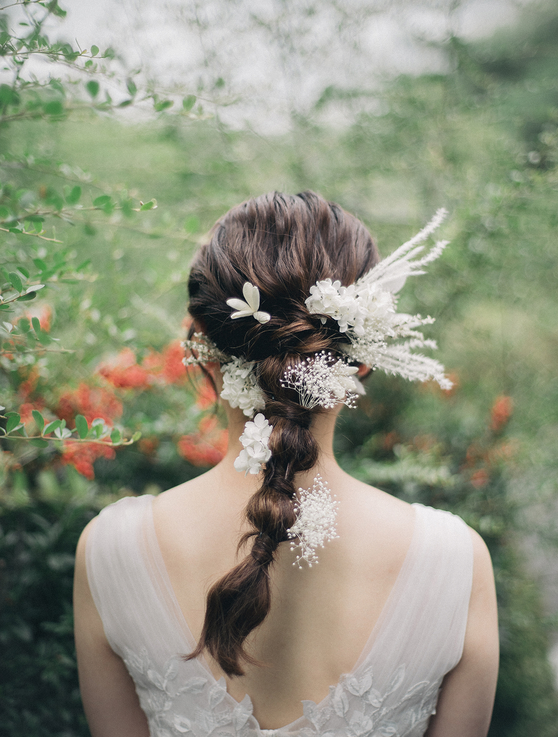 花嫁の編み下ろしヘアと花飾り