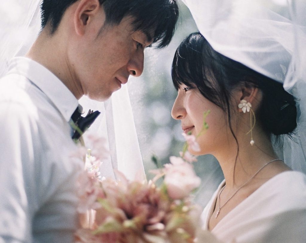 ベール越しに見つめ合う新郎新婦