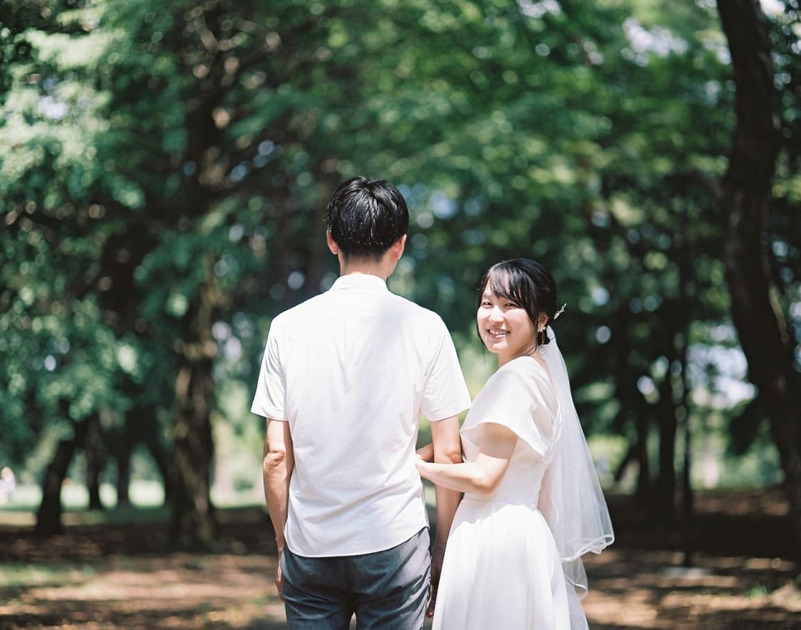 公園で振り返る笑顔の花嫁