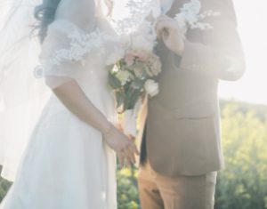 ブーケを抱いて寄り添う新郎新婦