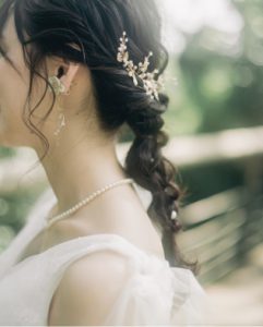 花嫁の編み下ろしヘアと髪飾り