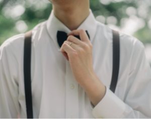 新郎の蝶ネクタイを整える花嫁