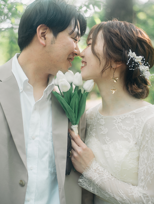 チューリップを持って顔を寄せる新郎新婦
