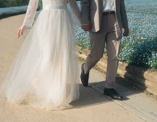 ネモフィラ畑を歩く新郎新婦の足元