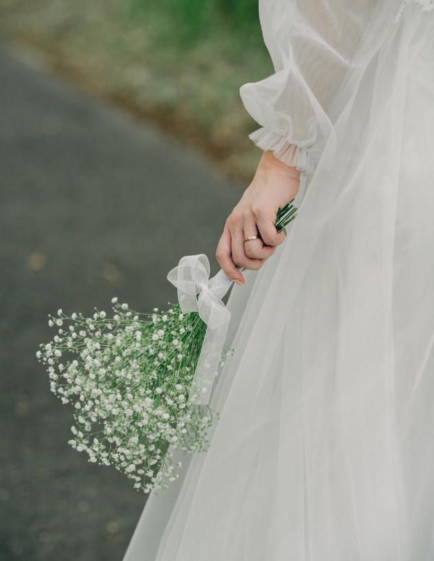 かすみ草のブーケを持つ花嫁の手元