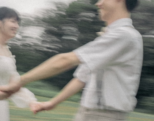 手をつないで回る新郎新婦