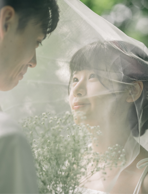 ベール越しに新郎を見つめる花嫁