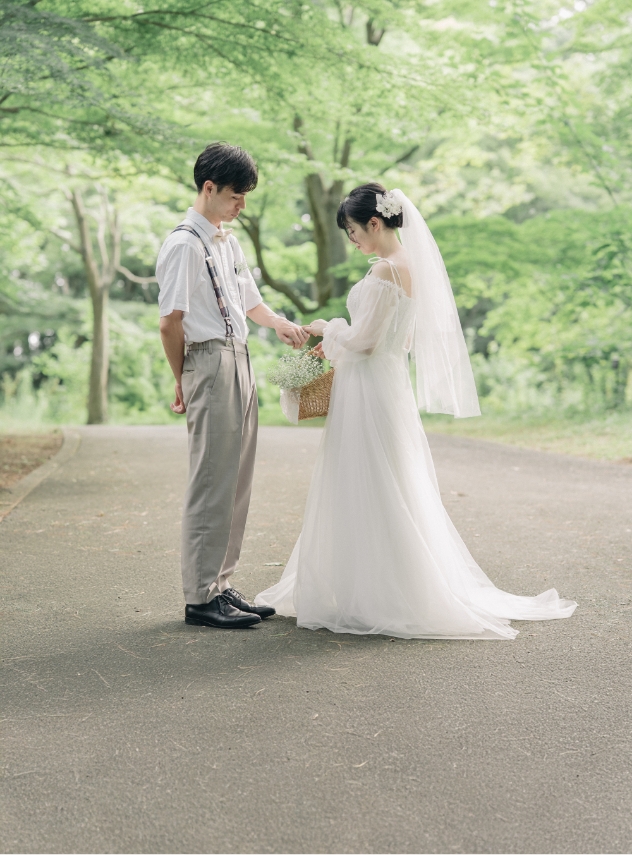 森の小径で向かい合う新郎新婦