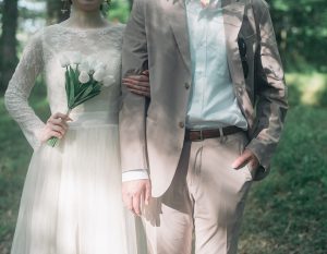 白いチューリップを持つ新郎新婦