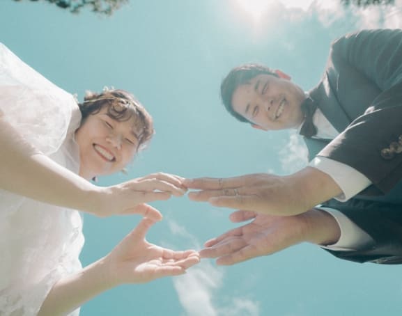 青空の下で重ねる結婚指輪