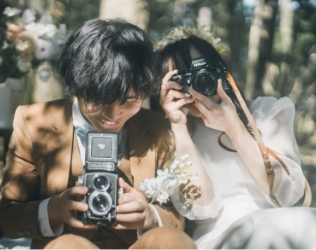 二眼レフカメラを持つ新郎新婦