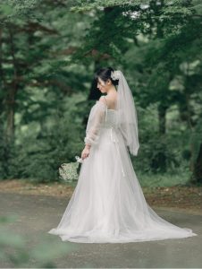 森に立つベール姿の花嫁
