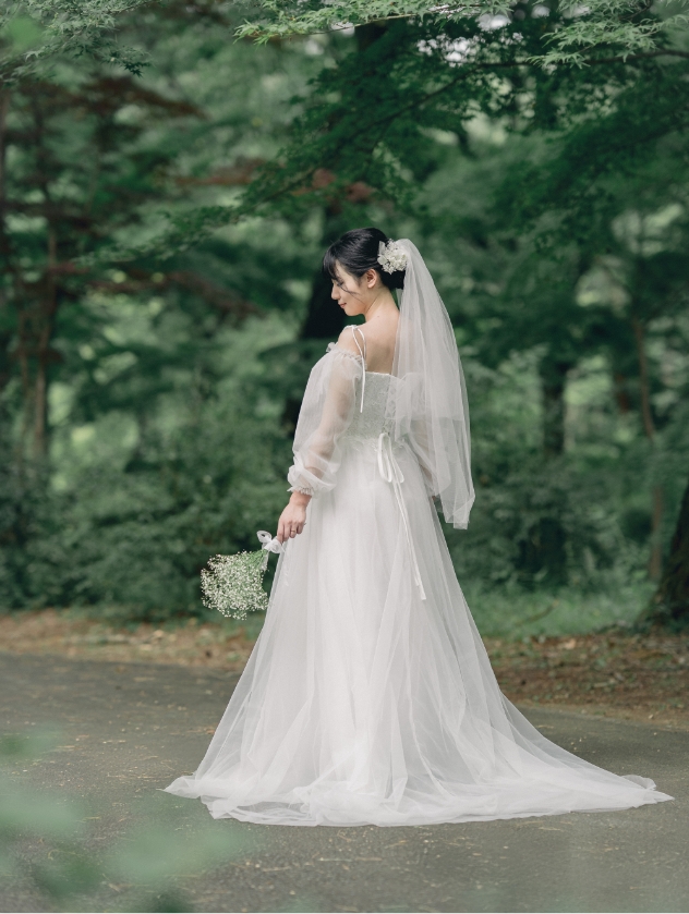 森に立つベール姿の花嫁