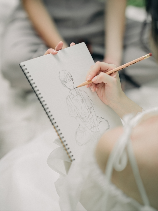 新郎の似顔絵を描く花嫁の手元