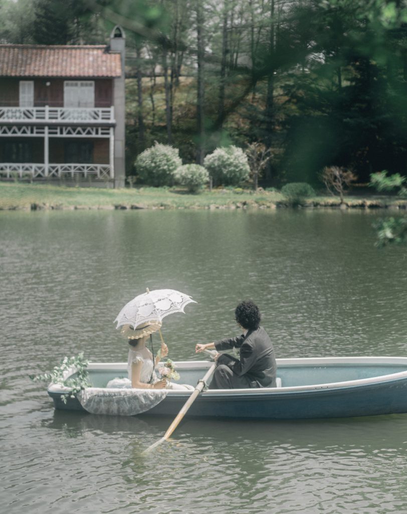 軽井沢タリアセンの湖を進む二人のボート
