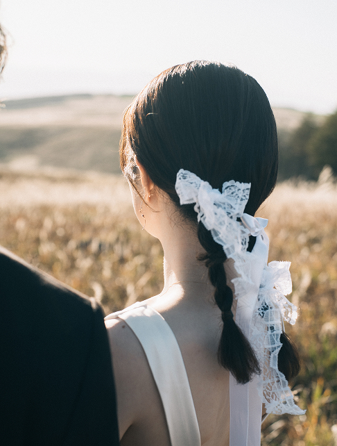 リボンを編み込んだ花嫁のヘアスタイル