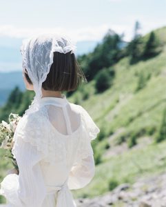 美ヶ原高原に立つ花嫁の後ろ姿