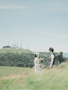 美ヶ原高原の道標で向かい合う新郎新婦