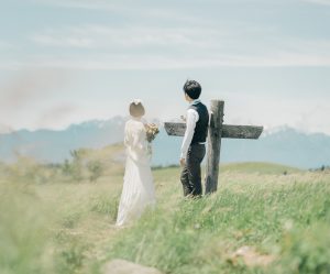 道標のそばで見つめ合う新郎新婦
