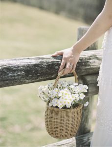 花のバスケットを持つウェディング姿