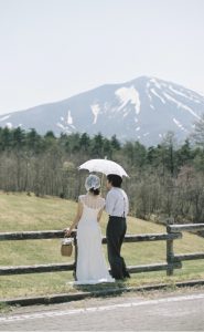 浅間山を望むウェディング姿の二人