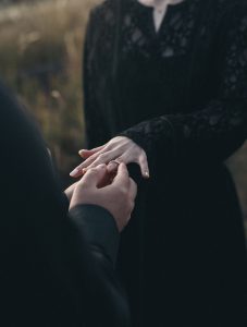 花嫁の指に指輪をはめる新郎