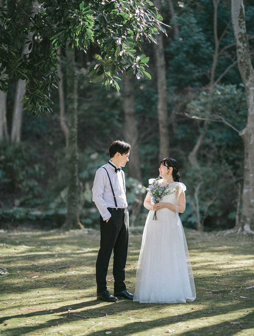 森の中に立つ新郎新婦