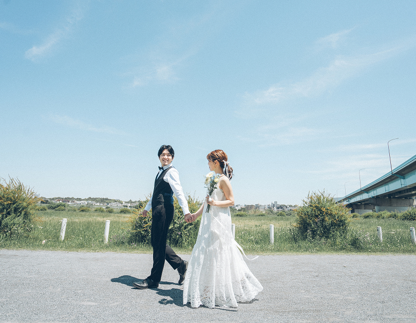 二子玉川の河川敷を歩く新郎新婦