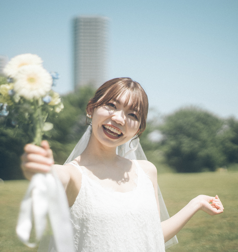 ブーケを持って笑う花嫁