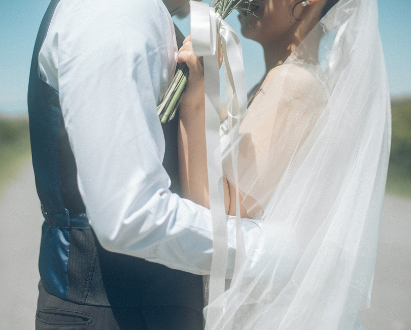 ベールの中で寄り添う新郎新婦