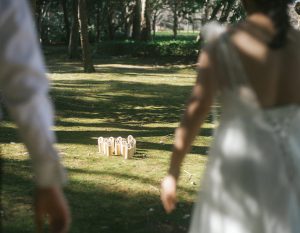 モルックへ向かう新郎新婦の後ろ姿