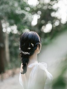 花嫁の編み下ろしヘアと髪飾り