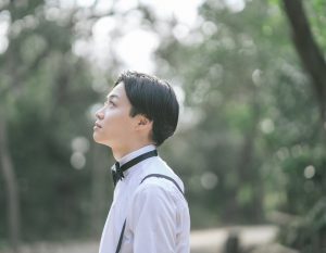 森を見上げる新郎の横顔