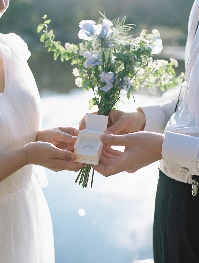 ブーケと指輪の箱を持つ新郎新婦