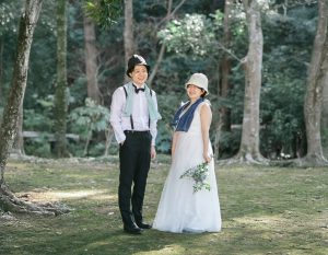 サウナハットをかぶって並ぶ新郎新婦