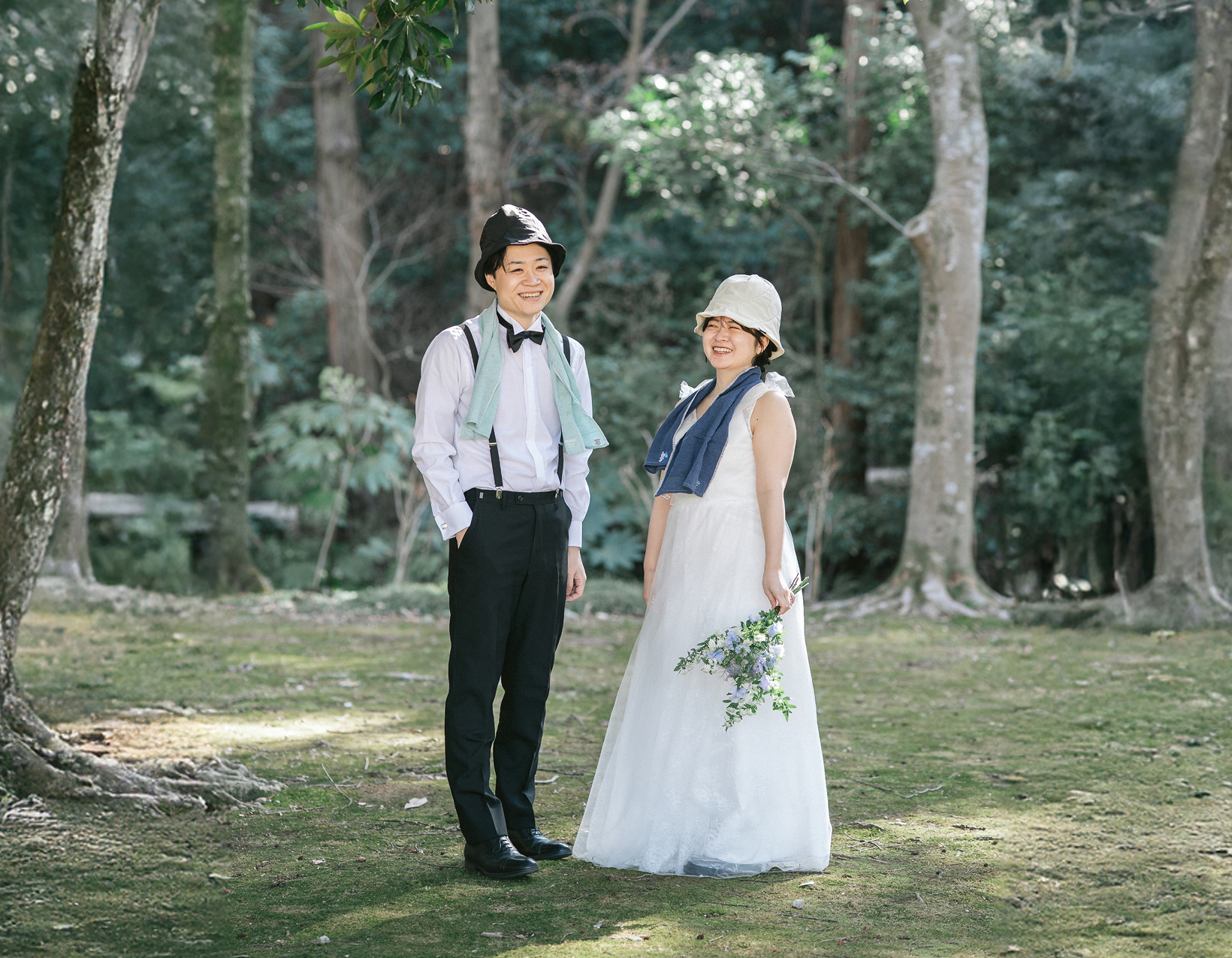 サウナハットをかぶって並ぶ新郎新婦